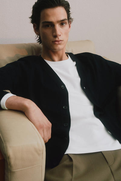 COS メリノウールVネックカーディガン