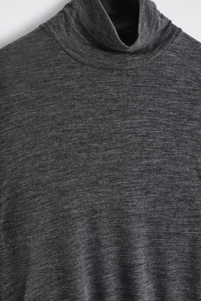 COS スリムフィットウールジャージーロールネックトップ