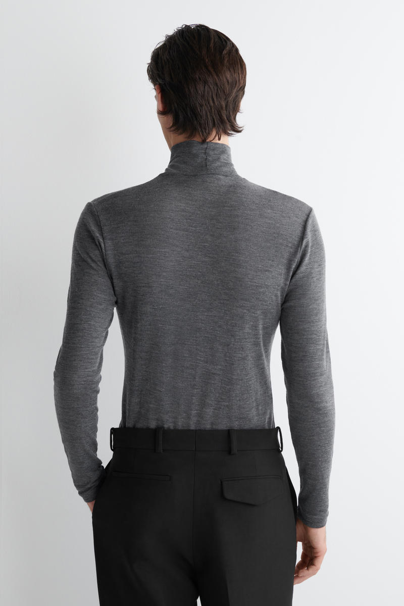 COS スリムフィットウールジャージーロールネックトップ