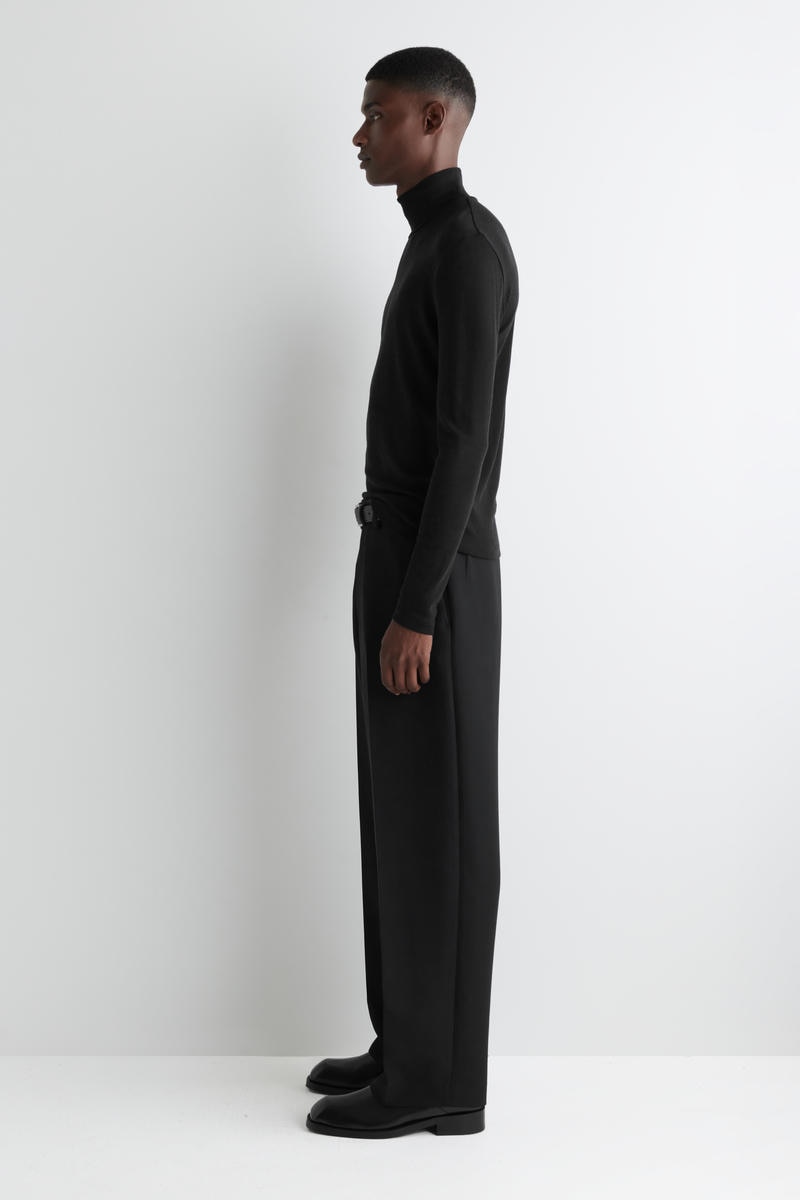 COS スリムフィット ジャージーロールネックセーター