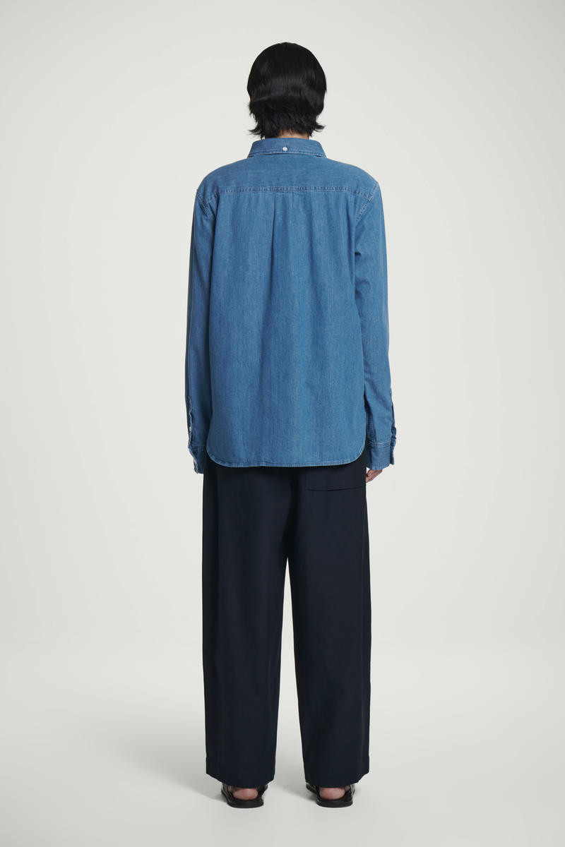 COS シャンブレーシャツ