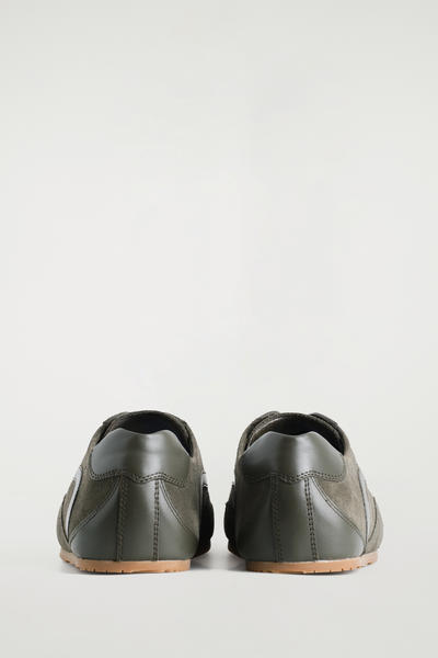 COS ミニマルスエードスニーカー