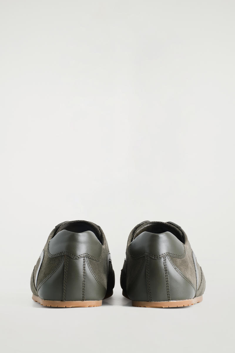 COS ミニマルスエードスニーカー