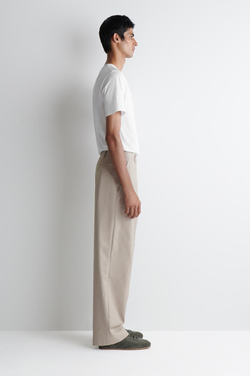 COS ミニマルスエードスニーカー