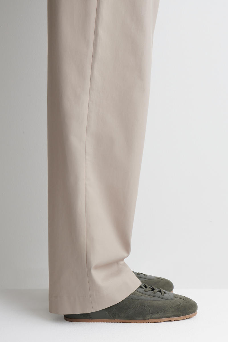 COS ミニマルスエードスニーカー