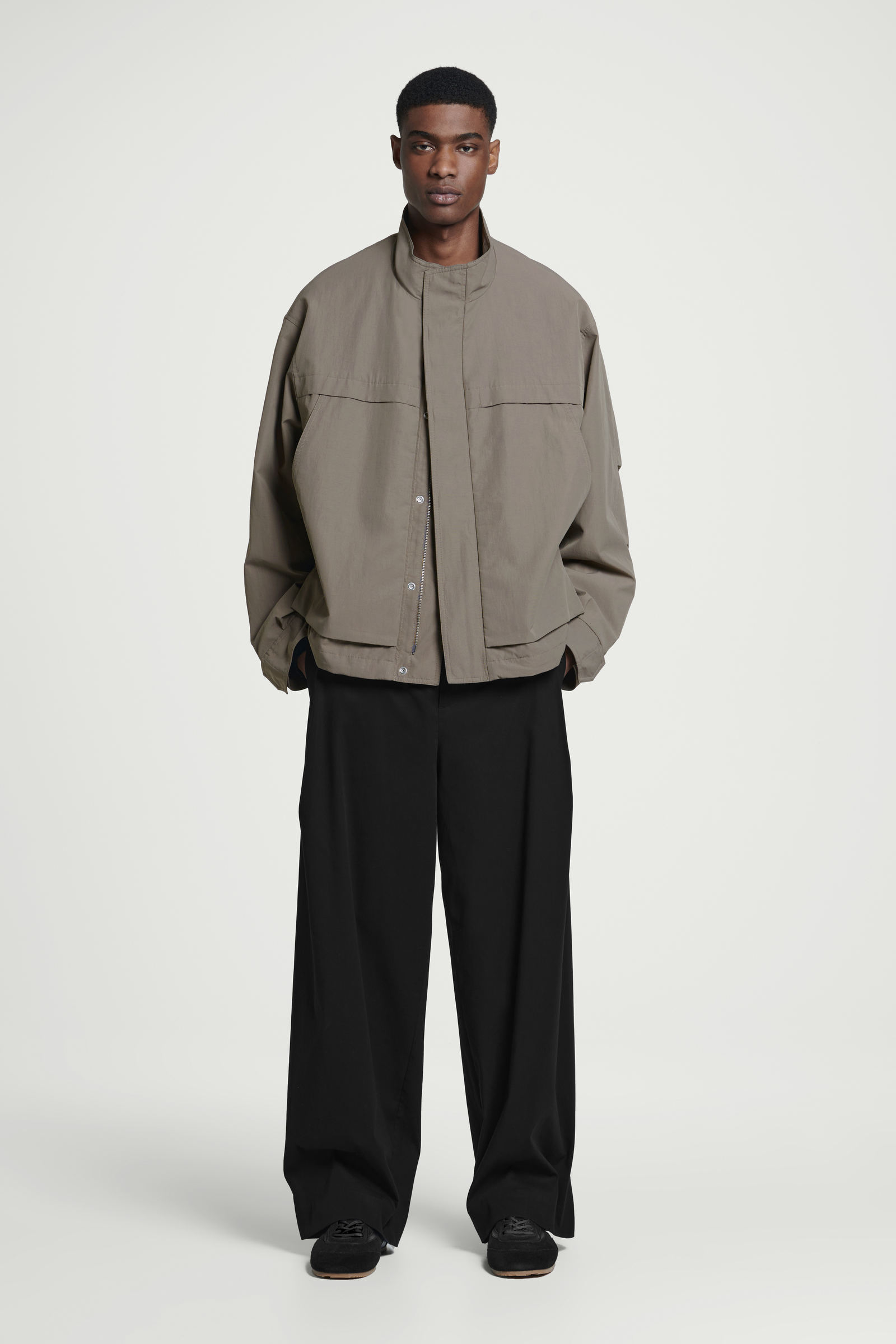 MINIMAL SUEDE TRAINERS ミニマルスエードスニーカー ブラック｜COS