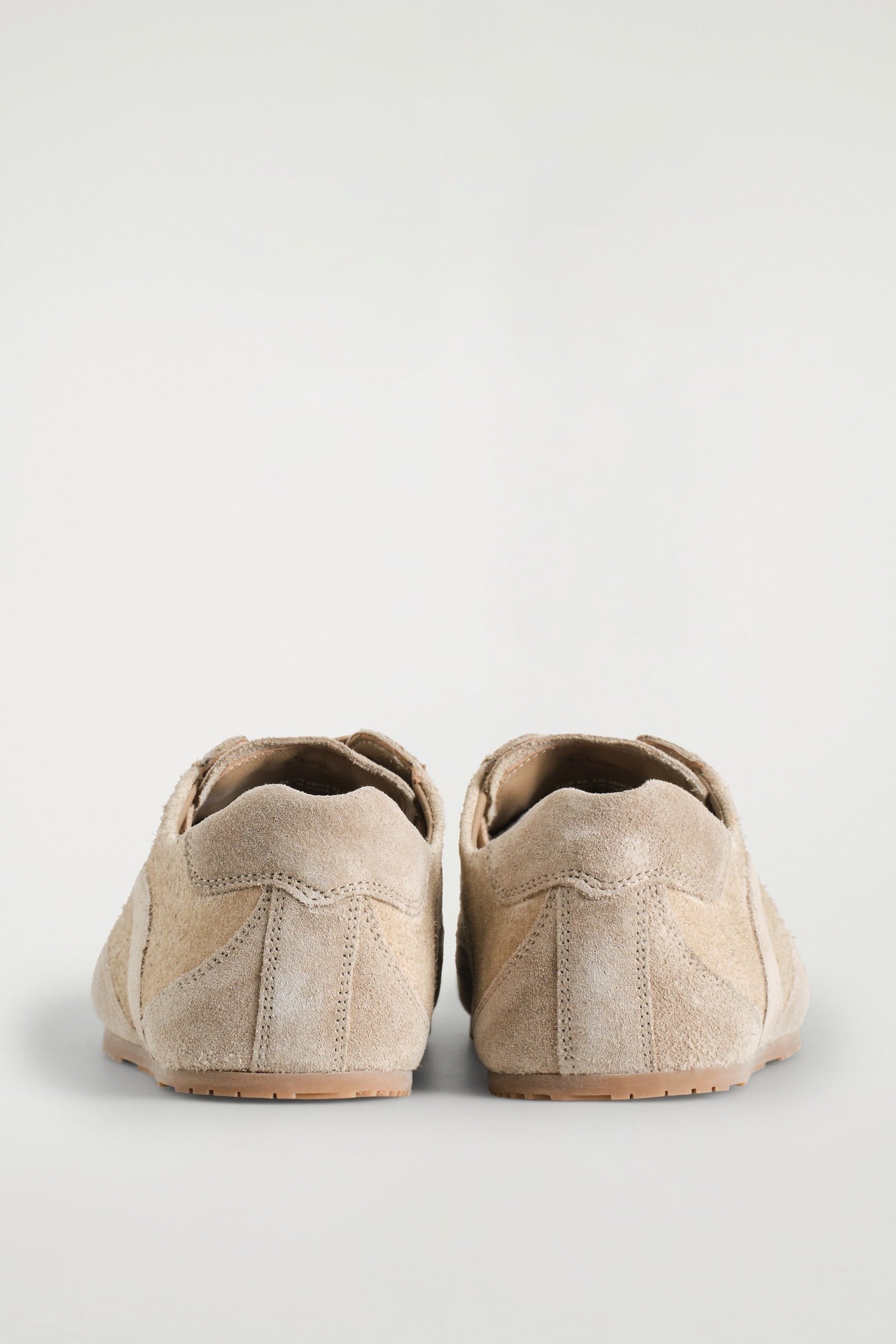 MINIMAL SUEDE TRAINERS ミニマルスエードスニーカー カプチーノ｜COS