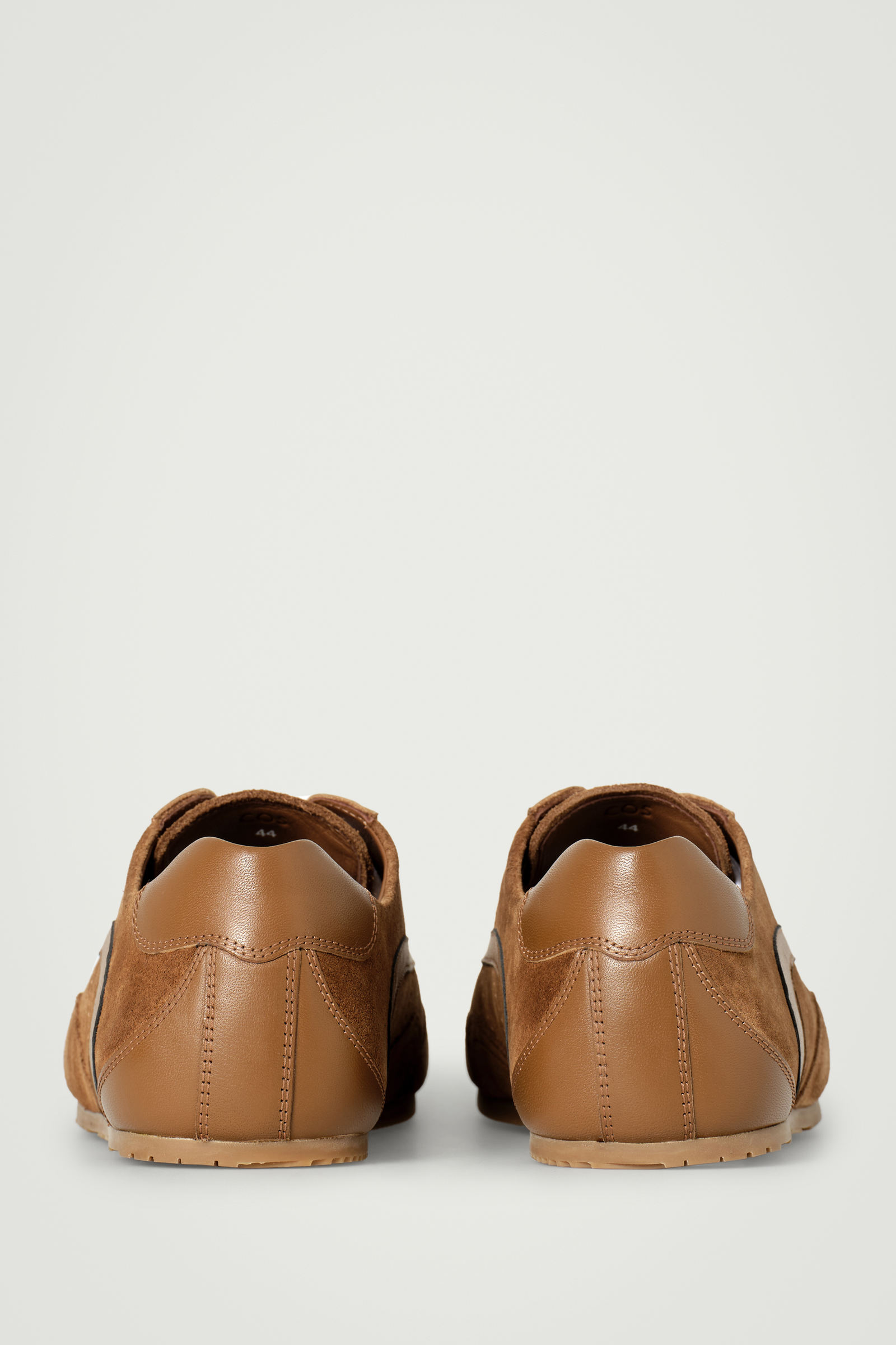 MINIMAL SUEDE TRAINERS ミニマルスエードスニーカー コニャック｜COS
