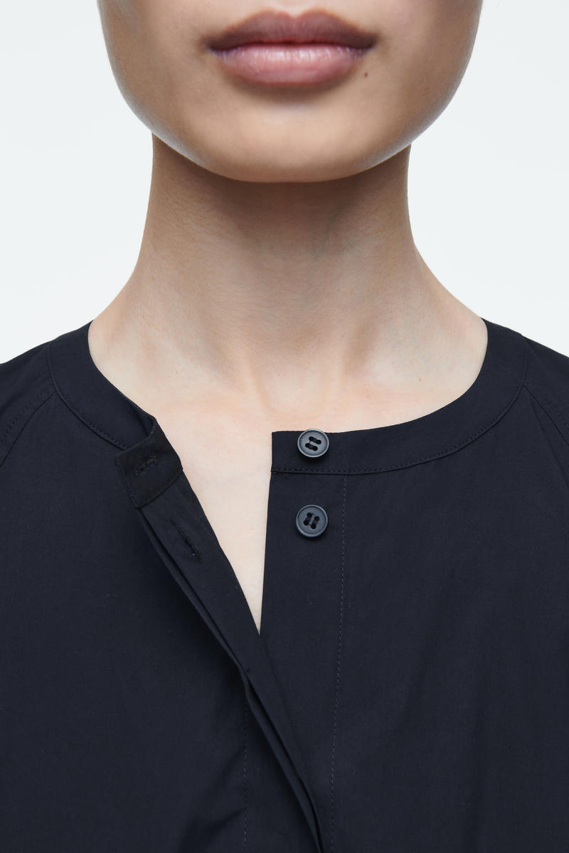 COS オーバーサイズ フレアポプリンミディワンピース