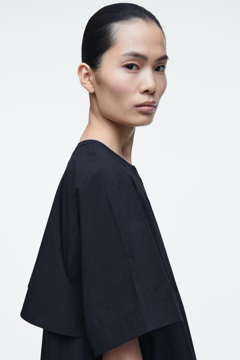 COS オーバーサイズ フレアポプリンミディワンピース