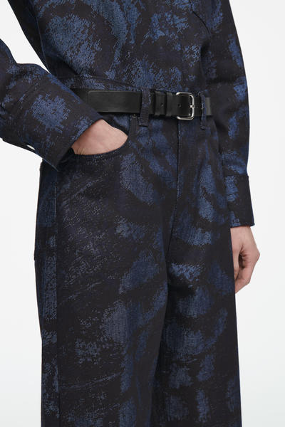 COS ベイジャガードバレルレッグジーンズ