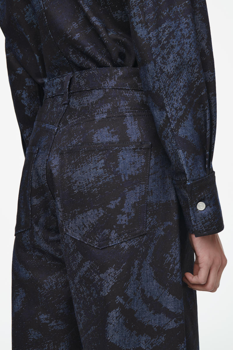 COS ベイジャガードバレルレッグジーンズ