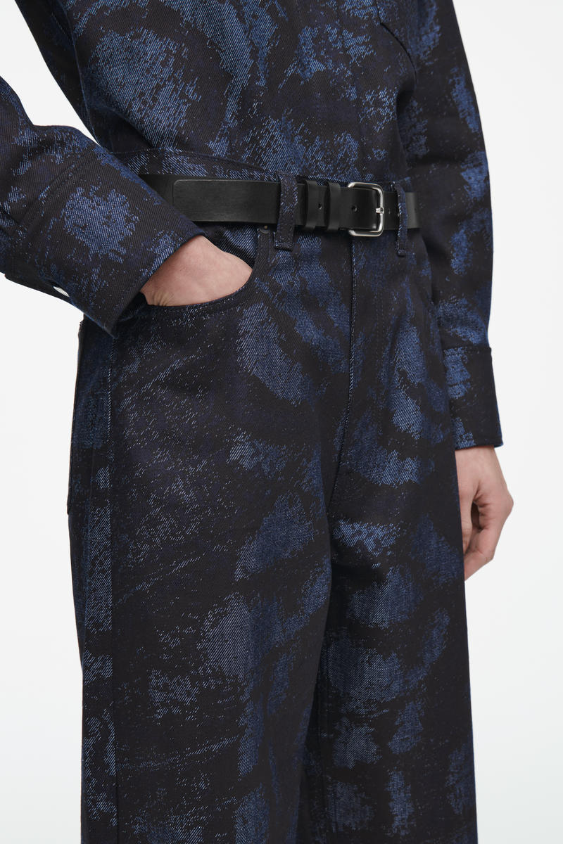 COS ベイジャガードバレルレッグジーンズ