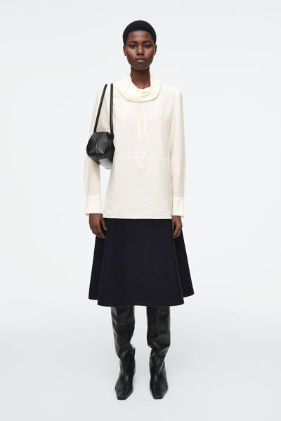 COS ドローストリングファンネルネックブラウス