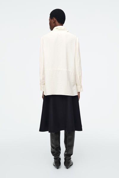 COS ドローストリングファンネルネックブラウス