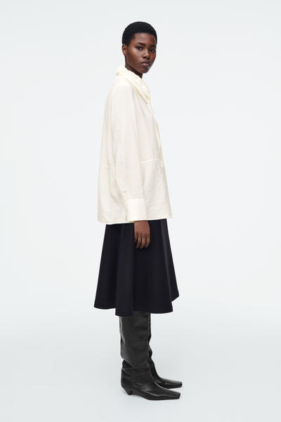 COS ドローストリングファンネルネックブラウス