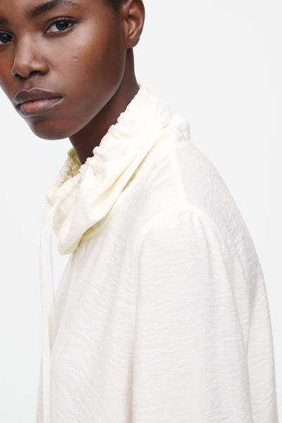 COS ドローストリングファンネルネックブラウス