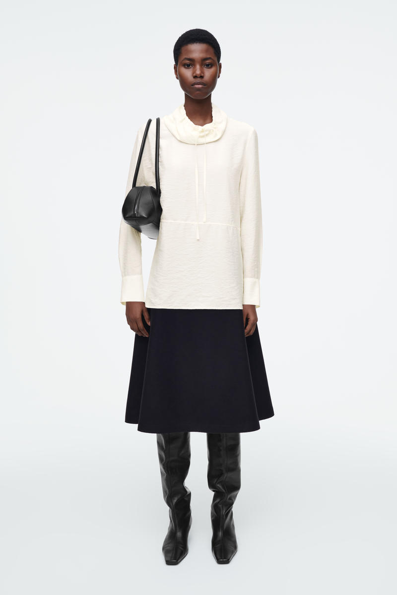 COS ドローストリングファンネルネックブラウス