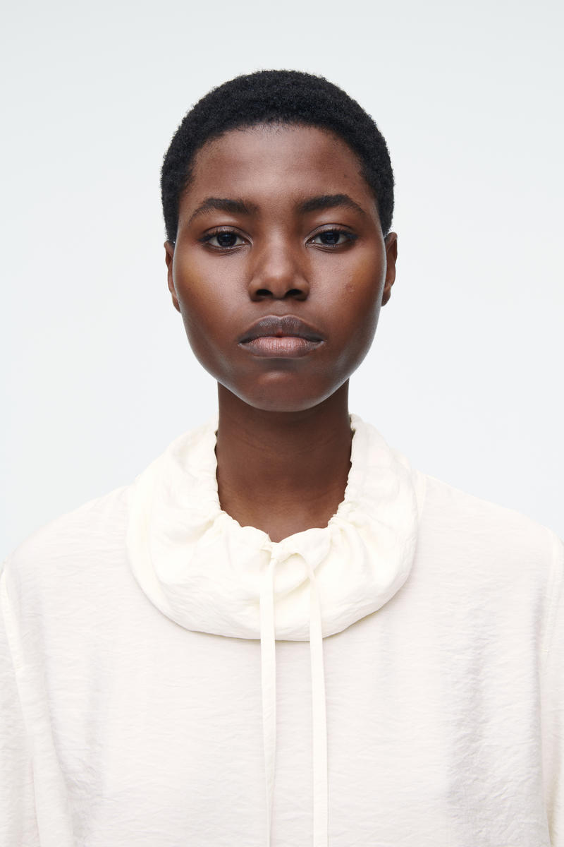 COS ドローストリングファンネルネックブラウス