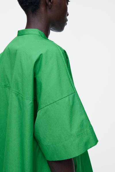 COS オーバーサイズカーブヘムコットンシャツ