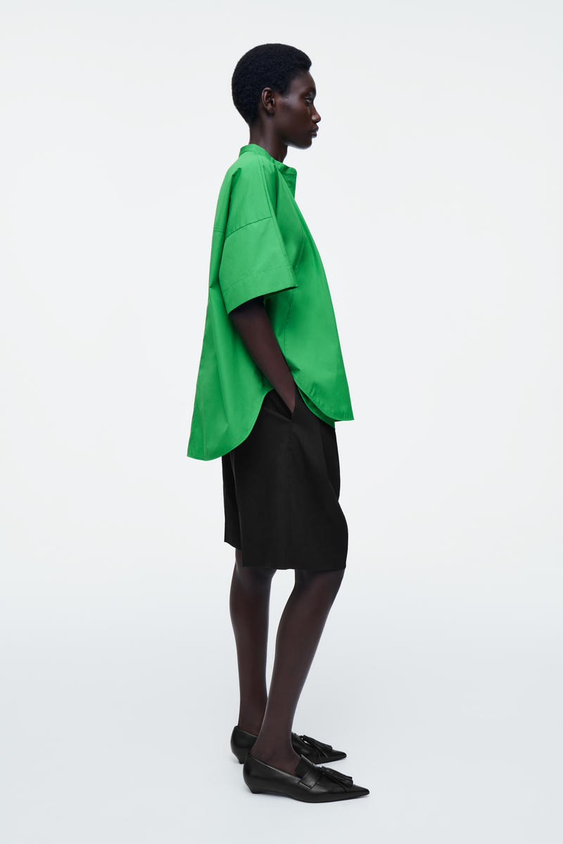 COS オーバーサイズカーブヘムコットンシャツ