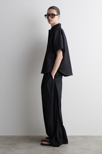 COS ボックスシルエットの半袖デニムシャツ