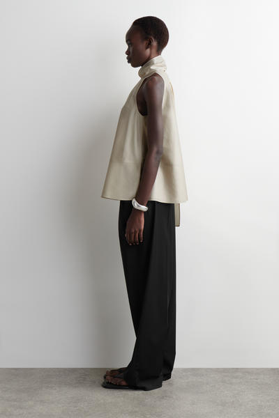 COS フルイドホルターネックトップ