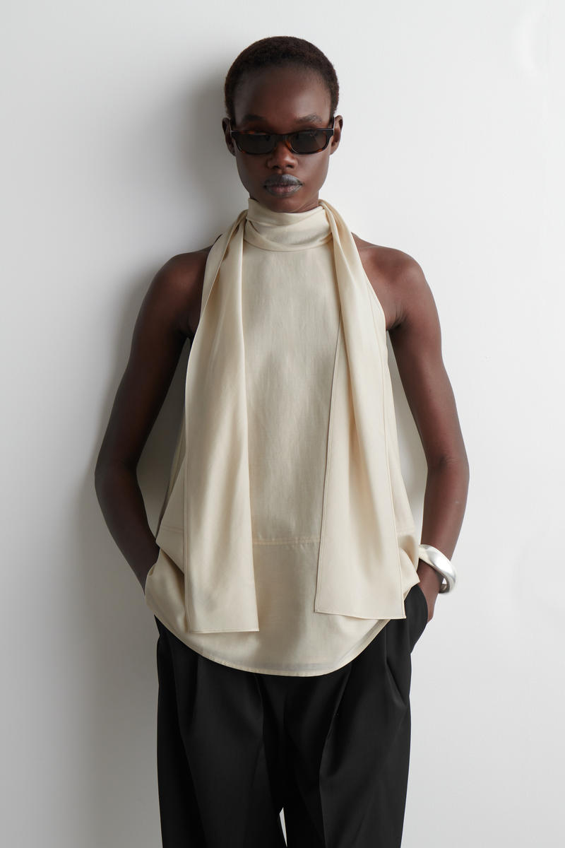 COS フルイドホルターネックトップ