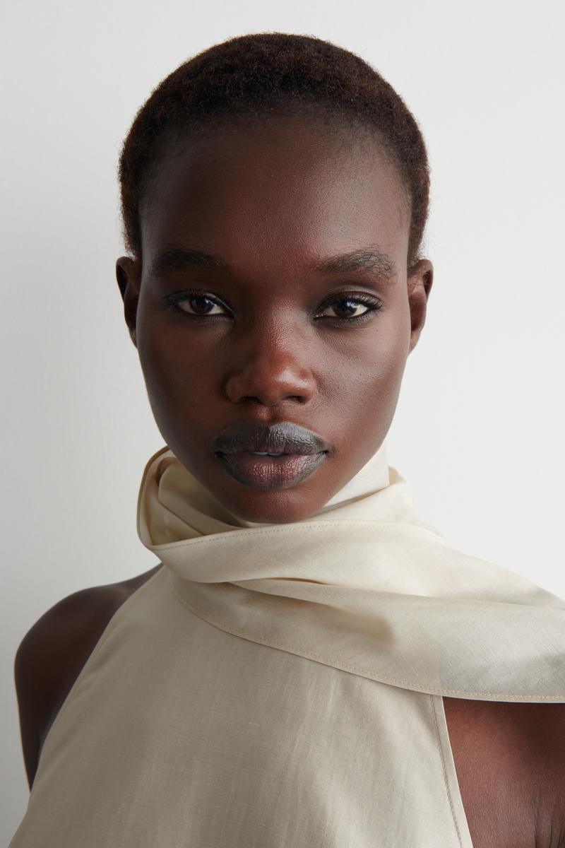 COS フルイドホルターネックトップ