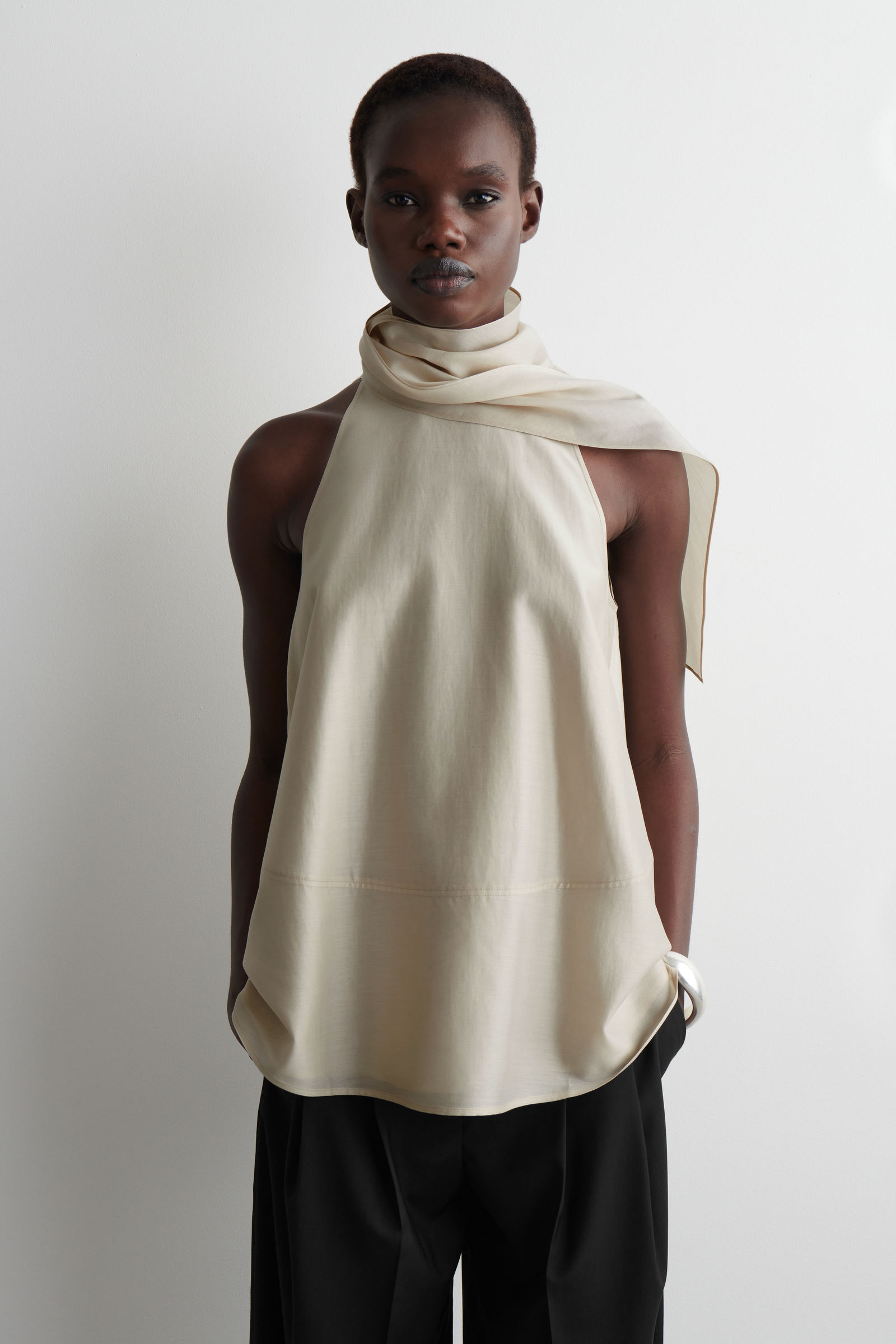 FLUID HALTERNECK TOP フルイドホルターネックトップ ベージュ｜COS