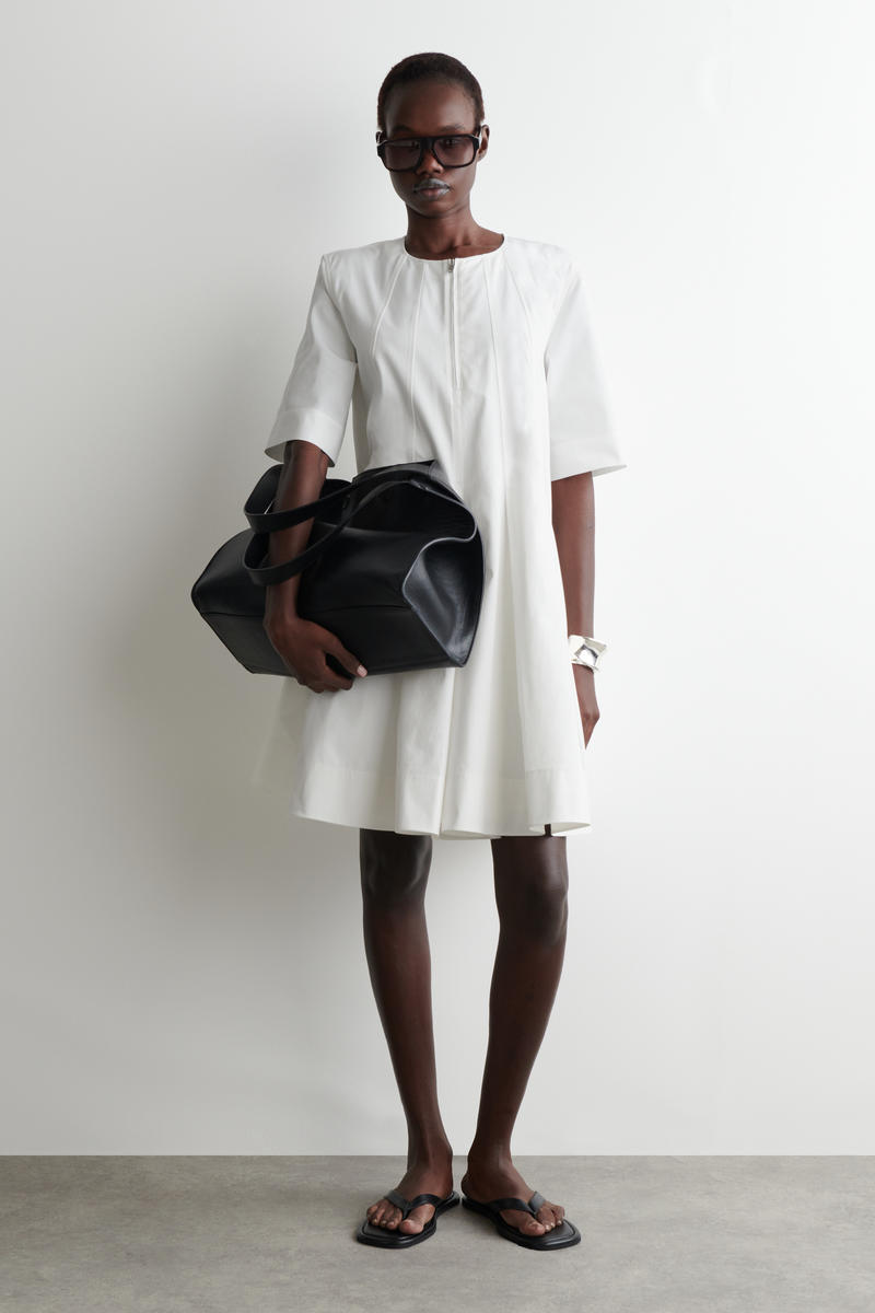 COS プリーツジップアップコットンミディワンピース