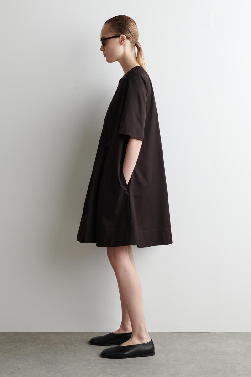 COS プリーツジップアップコットンミディワンピース