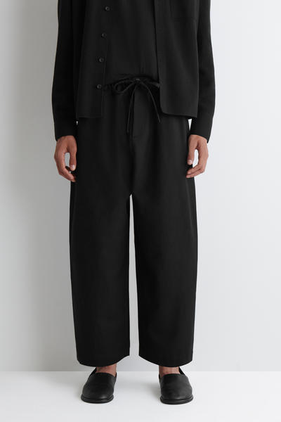 COS ドローストリングバレルレッグパンツ