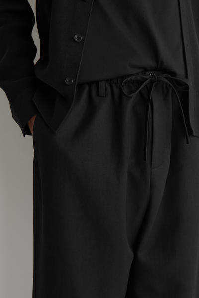 COS ドローストリングバレルレッグパンツ