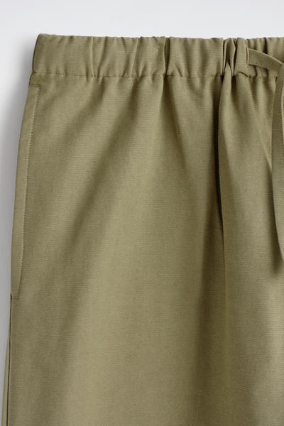 COS ドローストリング付きバレルレッグパンツ