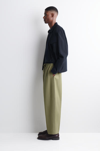 COS ドローストリング付きバレルレッグパンツ