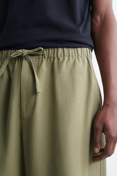 COS ドローストリング付きバレルレッグパンツ