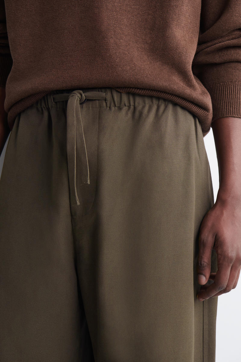 COS ドローストリング付きバレルレッグパンツ