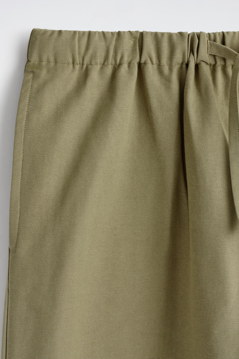 COS ドローストリング付きバレルレッグパンツ