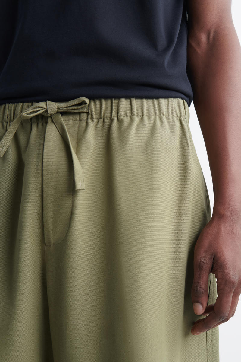 COS ドローストリング付きバレルレッグパンツ