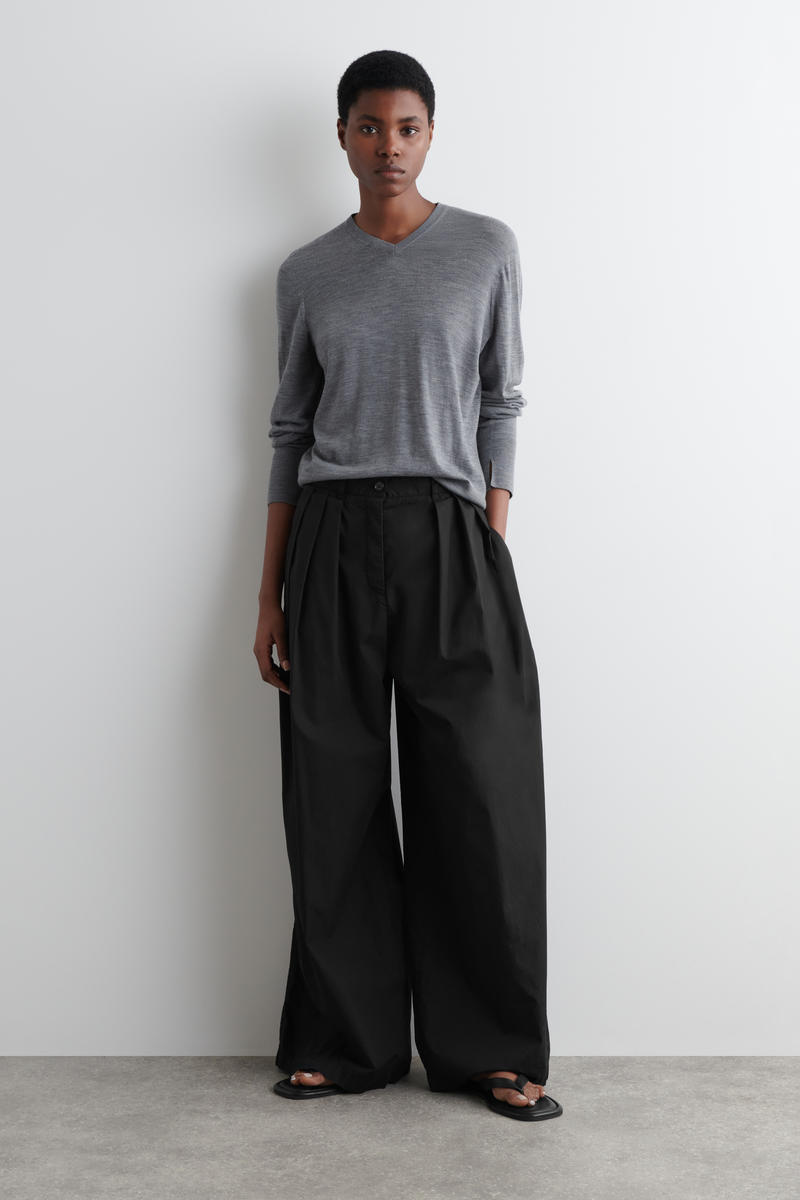 MERINO WOOL V-NECK JUMPER メリノウールVネックセーター グレー｜COS