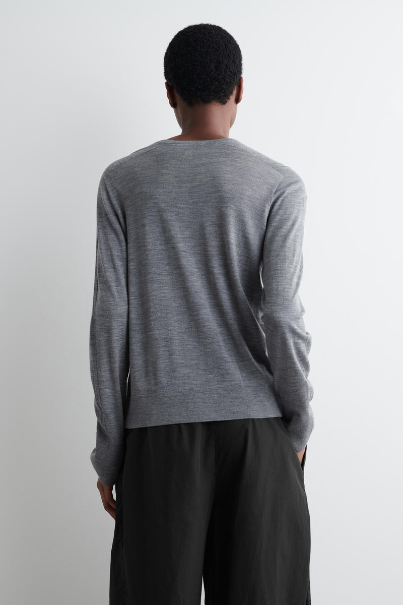 MERINO WOOL V-NECK JUMPER メリノウールVネックセーター グレー｜COS