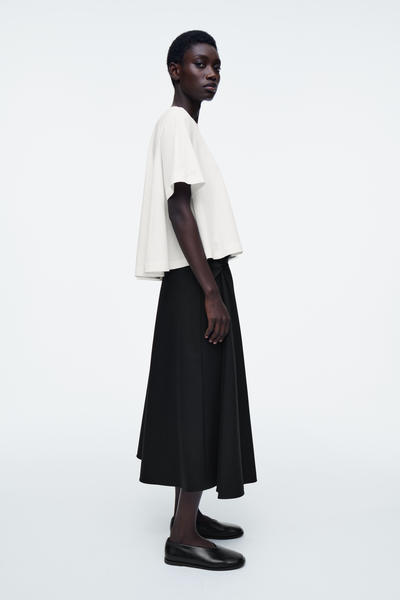 COS オーバーサイズ トラぺーズTシャツ