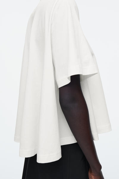 COS オーバーサイズ トラぺーズTシャツ