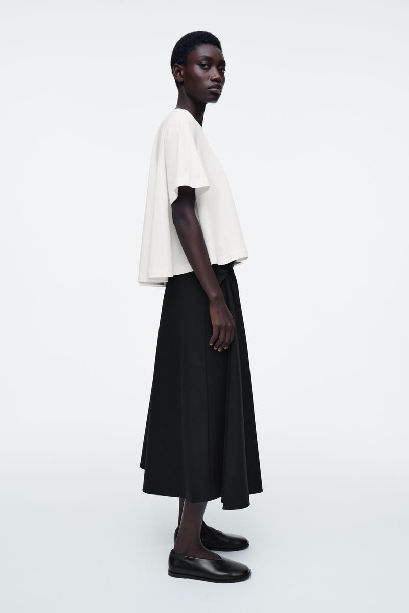 COS オーバーサイズ トラぺーズTシャツ