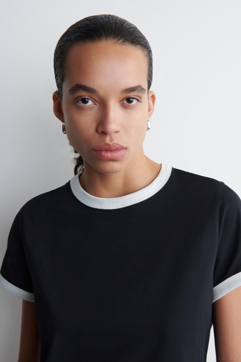 COS スリムリンガーTシャツ