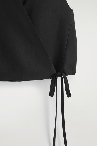 COS タイディテールラップベスト