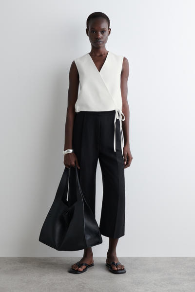 COS タイディテールラップベスト