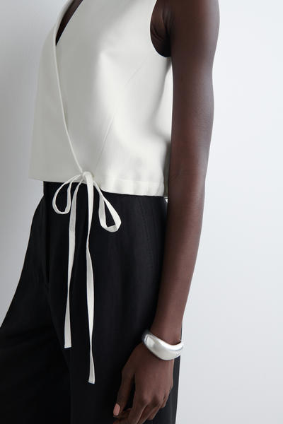 COS タイディテールラップベスト