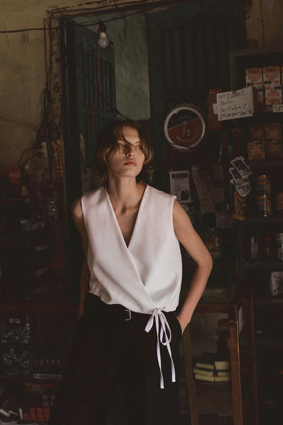 COS タイディテールラップベスト